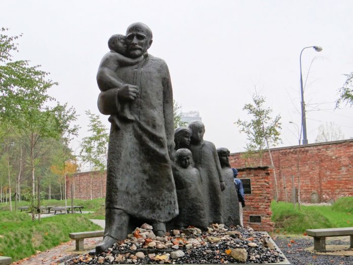 Monument à Janusz Korszak cimetière juif de Varsovie. (photo libre de droit - Creative Commons Attribution-Share Alike 3.0 Poland- auteur Jolanta Dyr)