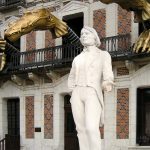 Statue Robert-Houdin devant la Maison de la Magie (Blois)