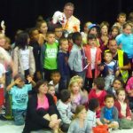 Spectacle de magie dans une école